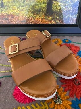 L’ Artigiano Lucchese Women’s Tan Slide Sandals with Buckle Accent, nice shape